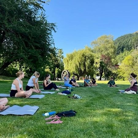 The Flaming Kiwi Backpackers Vandrarhem Queenstown Exteriör bild