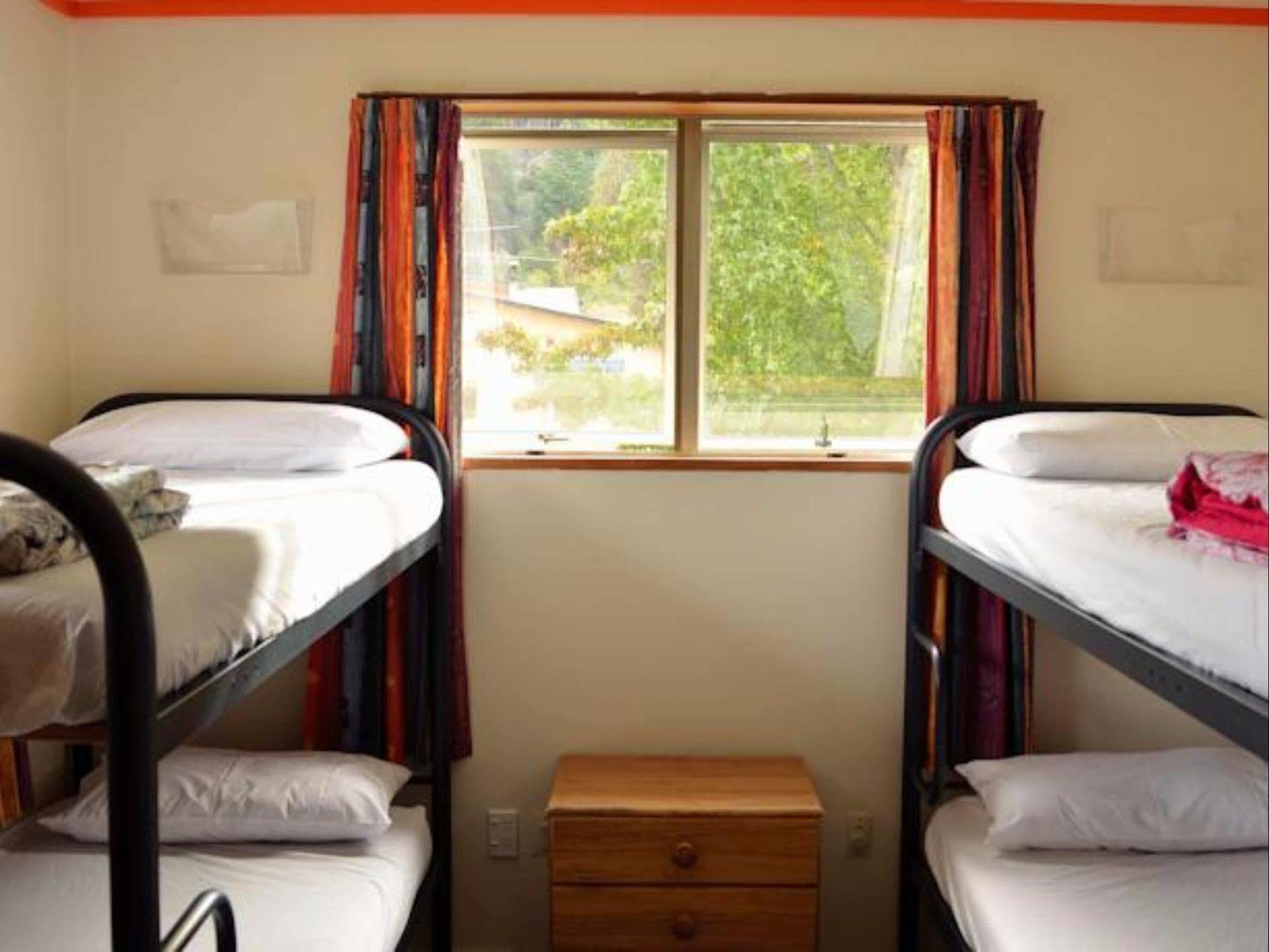 The Flaming Kiwi Backpackers Vandrarhem Queenstown Exteriör bild