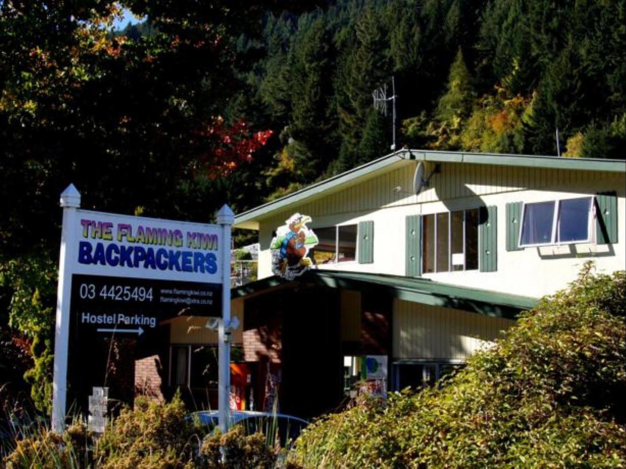 The Flaming Kiwi Backpackers Vandrarhem Queenstown Exteriör bild