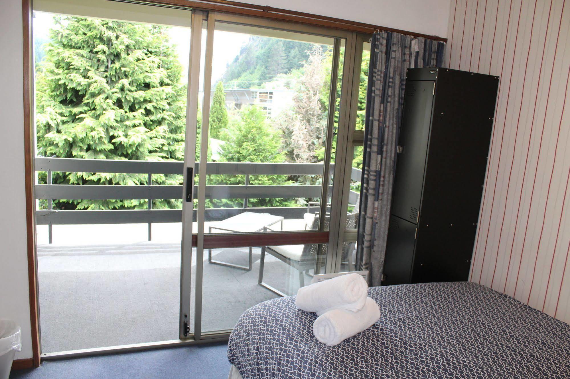 The Flaming Kiwi Backpackers Vandrarhem Queenstown Exteriör bild